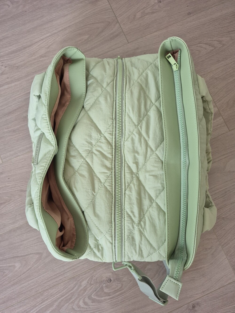 Poppy & Peonies Quilted Voyager bag in Mint Color - Picture 3 of 10